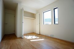 同仕様写真。木目調のシンプルデザインで落ち着きと安らぎの空間に仕上げています。各部屋に収納が完備されているので、お荷物が多くなっても安心の設計です。