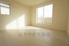 住む人のこだわりを活かす洋室＾＾日当たりがよく、寝室としての利用もおすすめ。広めのクローゼットもあり荷物もすっきり片付けれ、ゆとりのある暮らしが出来ます＾＾
