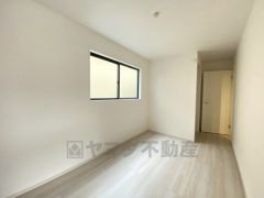 全居室にはたっぷり収納できる大型クローゼットを設置しています。窓には断熱性・保温性にすぐれ、省エネ効果のあるペアガラスを採用。冬には結露を防止します。