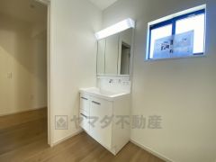同仕様写真。三面鏡つき洗面台。収納も一体型になっているので、ドライヤーやヘアアイロンの置き場に困りませんね。
