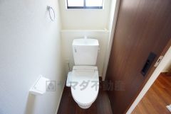 温水洗浄機付トイレです。節水機能もあるので、安心して使えますね。もちろん、1階2階の2ヶ所にトイレがあるので、忙しい朝にもゆとりができますね。