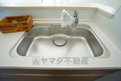 広々とした凸型シンクに洗剤ポケットを標準装備。大きなお鍋など洗いやすいです。洗剤や石鹸、スポンジもすっきりできる収納付き。