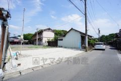 前面道路は公道西側約4.2ｍ。コンビニ徒歩2分。スーパー徒歩13分。周辺環境充実。カースペース並列3台。WICとバルコニー2ヵ所有＾＾