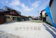 カースペース並列3台。 ご夫婦で1台ずつとご友人や急な来客があっても安心です。 コンビニ徒歩2分。スーパー徒歩13分。周辺環境充実＾＾