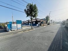前面道路は広々8.1ｍと駐車がスムーズにできます＾＾ カースペースは停めやすい並列駐車4台付きです＾＾