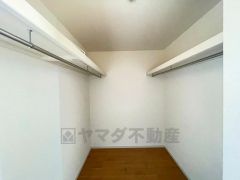 ハンガーパイプ付で散らかりがちな洋服類もきれいに整理できます。使用頻度が少ないものは枕棚の上に、足元には3段ボックスを置いて、フル活用できるクローゼットです＾＾