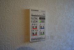 浴室暖房乾燥機には、暖房、乾燥、涼風、換気の4つの機能が付いています。タイマー付きです。