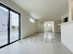 夏は強い日差しをカット、冬は暖かな遮熱高断熱型Low-Eガラスを採用。夏の強い日差しを約60%カットし、冷房効果を高めます。紫外線もカットするため紫外線による日焼けも抑制。電動雨戸シャッター付き。