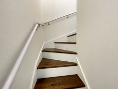 ご年配の方でも安心できる、手すり付き階段です＾＾段差も低めで設定されてますので安全性にも優れてますね＾＾