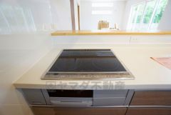 お手入れのしやすいIHクッキングヒーターです。 3口コンロなので、効率よくお料理が楽しめます。毎日のお料理も楽しくなりますね＾＾