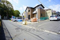 角地で陽当り・風通し良好です＾＾前面道路は交通量が少なく小さなお子様がいるご家庭も安心です＾＾ カースペースは停めやすい並列駐車2台付き。