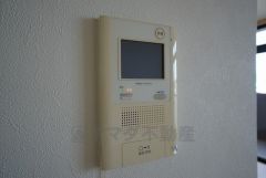 防犯性もばっちり、TVモニター付きインターフォン完備。大きなモニターで玄関先を確認できます。録画機能が付いているので不在時の訪問者も確認できて安心です^^