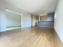 家族が集まる開放的なリビング。約18.5帖の大空間で毎日のお食事が楽しみです＾＾思い思いの時間を過ごしたり、家族みんなで食事をしたり、素敵な団らんの場になりますね。