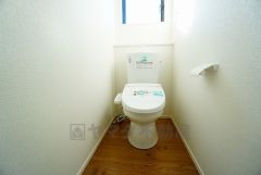 温水洗浄機付トイレです。節水機能もあるので、安心して使えますね。もちろん、1階2階の2ヶ所にトイレがあるので、忙しい朝にもゆとりができますね。