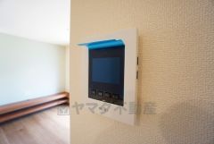 防犯性もばっちり、TVモニター付きインターフォン完備。大きなモニターで玄関先を確認できます。録画機能が付いているので不在時の訪問者も確認できて安心です^^