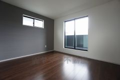 住む人のこだわりを活かす洋室＾＾日当たりがよく、寝室としての利用もおすすめ。広めのクローゼットもあり荷物もすっきり片付けれ、ゆとりのある暮らしが出来ます＾＾