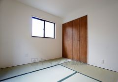 同仕様写真。リビングからの続き間として和室をご用意しました。普段はリビングとつなげて開放的なスペースとして。来客時には客間としてお使いいただけます。