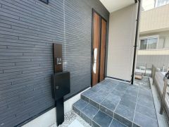 ブラウントーンの玄関扉＾＾外壁とマッチングしていてかっこいいですね＾＾家の顔となる玄関扉がかっこいいと、たくさんの人を招き入れたくなりますね＾＾