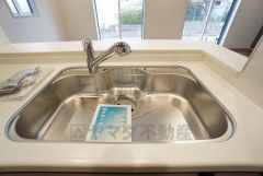 広々とした凸型シンクに洗剤ポケットを標準装備。大きなお鍋など洗いやすいです。