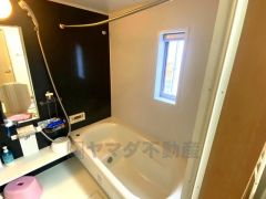 1日の疲れを癒すくつろぎのバスルーム。足を伸ばしてもゆったりと入れるサイズです。お子様と一緒にお風呂に入っても狭くないですね^^