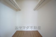 収納力豊富なウォークインクローゼット付き。洋服や小物などを1箇所にまとめて美しい収納を実現します。