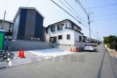 前面道路は交通量が少なく小さなお子様がいるご家庭も安心です＾＾ カースペースは停めやすい並列駐車2台付き。