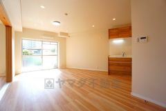 大きな窓のあるリビングは、陽光あふれる明るい空間です。居心地良く、ご家族皆がゆったり寛げる憩いの空間となりそうです。