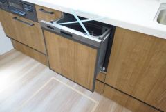 家事の時間が短縮できる食器洗浄乾燥機付。後片付けもラクラクです。 食器を洗う手間が減るので家族とのコミュニケーションの時間や自分の時間が増えますね。