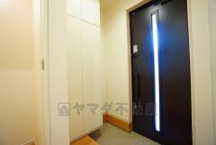 たっぷり収納できるシューズボックスです。家族全員の靴がきれいに整頓できます。玄関収納も問題ありません。