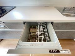 家事の時間が短縮できる食器洗浄乾燥機付。後片付けもラクラクです。 食器を洗う手間が減るので家族とのコミュニケーションの時間や自分の時間が増えますね。