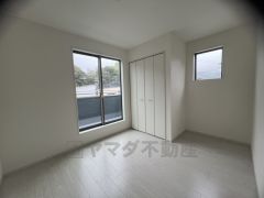 明るい洋室です。ナチュラル色のフローリングで開放的な優しい雰囲気になっています＾＾ベッドや机、ＴＶを置いてもゆとりのある広さです。