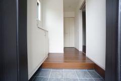 たっぷり収納できるシューズボックスです。家族全員の靴がきれいに整頓できます。棚の上にお花や写真を飾っても良いですね。