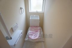 温水洗浄機付トイレです。節水機能もあるので、安心して使えますね。もちろん、1階2階の2ヶ所にトイレがあるので、忙しい朝にもゆとりができますね。