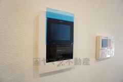 防犯性もばっちり、TVモニター付きインターフォン完備。大きなモニターで玄関先を確認できます。録画機能が付いているので不在時の訪問者も確認できて安心です^^