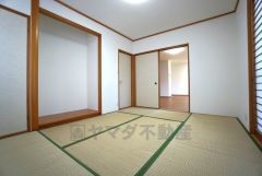 リビングからの続き間として和室をご用意しました。普段はリビングとつなげて開放的なスペースとして。来客時には客間としてお使いいただけます。