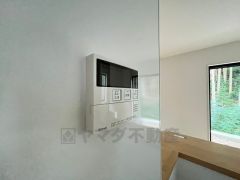 キッチン横からお湯張り、追い炊き、足し湯がボタン一つで楽々操作できる給湯機リモコンです＾＾忙しい夕飯の準備の時間帯に重宝しますね。