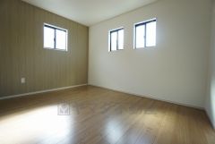 住む人のこだわりを活かす洋室＾＾日当たりがよく、寝室としての利用もおすすめ。広めのクローゼットもあり荷物もすっきり片付けれ、ゆとりのある暮らしが出来ます＾＾