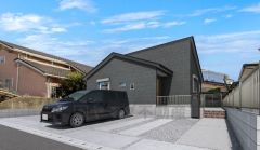 完成予想図。グレーを基調としたシンプルで飽きの来ない外観です。 設備仕様も充実した新築戸建です。 快適でゆとりのある生活空間で新生活を始めましょう^^