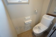 温水洗浄機付トイレです。節水機能もあるので、安心して使えますね。もちろん、1階2階の2ヶ所にトイレがあるので、忙しい朝にもゆとりができますね。
