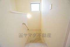 踏み場の広い、手摺付き階段です。踏み場の広い階段は、高齢の方でも安心できますね^^