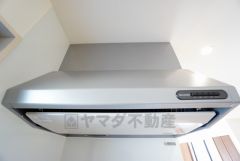 調理により発生する油煙や臭いを吸い込み、屋外へ排気してくれます。