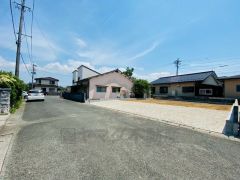 前面道路は6ｍと広く、駐車がスムーズにできます＾＾