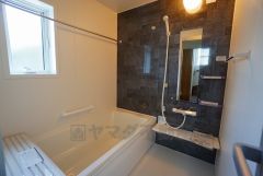 1坪サイズの浴室は、足をのばしてリラックスできます。浴室乾燥機付きなので、雨の日も気にせず洗濯物が干せます。