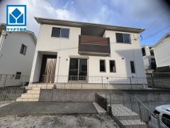 シンプルでいつまでも飽きのこないデザインが周囲の環境に調和し、どんなご家族にもフィットするデザインです。