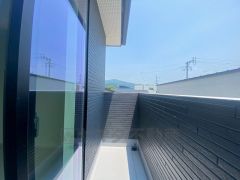 お洗濯物も気持ちよく干せそうです。 テーブルとイスを置いてカフェタイムや日光浴、星を眺めたりも良いですね^^