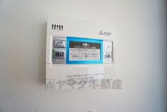 給湯器リモコンはキッチン横からボタンひとつで操作が楽々。通話ボタン付きでお子様とも会話ができて安心です。