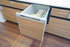 家事の時間が短縮できる食器洗浄乾燥機付。後片付けもラクラクです。 食器を洗う手間が減るので家族とのコミュニケーションの時間や自分の時間が増えますね。