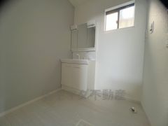 三面鏡つき洗面台。収納も一体型になっているので、ドライヤーやヘアアイロンの置き場に困りませんね。