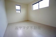 2面採光を確保した明るい室内は、風通しも良く、大変居心地の良い空間となっております。爽やかな風を感じて起きる朝は、快適生活の始まりに。