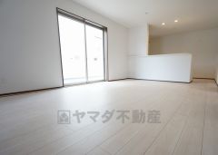 同仕様写真。対面式キッチンを中心としたリビングダイニングで家族の会話が弾みそうです。